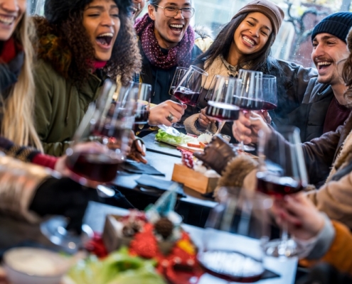 Amigos bebiendo vino